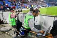 Fussball UEFA Cup FC Basel - Feyenoord Rotterdam. Fotograf Valerio Di Domenico uebermittels seine Bilder per  Laptop .