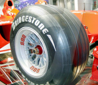 Automobilsalon Genf. Ein Bridgestone Formel-1 Reifen