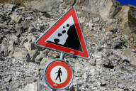 Steinschlag , Verbot und Hinweisschild