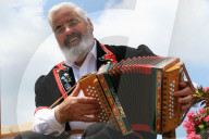 Mann in Tracht mit Schwyzeroergeli   , Folklore Schweiz 