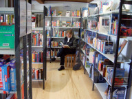 Ruestige Seniorin in Bibliothek