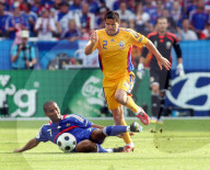 Fussball Rumaenien - Frankreich Cosmin Contra gegen Florent Malouda
