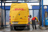 DHL Paketpost, Wagenfuehrer reinigt den Kastenwagen