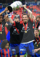 Alexander Frei mit Pokal 
