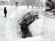 Auto im Bach, Wintereinbruch, Glatteis, 2005