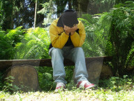 Junger Mann auf einer Sitzbank, Feature Depression, 2005