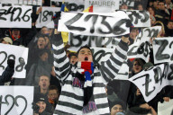 Super League 2004/05: FC Basel Fans protestieren gegen die Zürcher Polizei