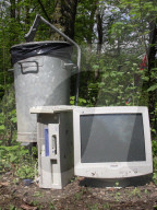 Entsorgung eines Computers am Ufer der Reuss, 2005