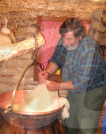 Alpkäserei, Käser beim arbeiten, 2005