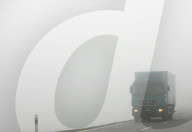 Strassenverkehr Lastkraftwagen im dichten Nebel