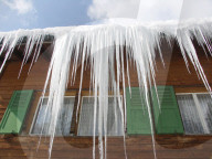 Eiszapfen an einem Wohnhaus, 2005