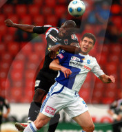 Fussball  Patrick Bengondo gegen Josip Colina