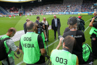 Pfarrer Ernst Heller segnet die Swissporarena