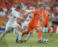 Fussball Euro 2008 Niederlande - Russland Rafael van der Vaart gegen Aleksandr Anyukov und Igor Semshov