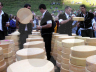 Chästeilet im Justistal: Bauern verteilen den Käse, 2005 