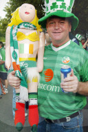 Irischer Fussballfan mit Puppe und Bier, 2004