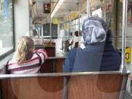 Muslimische Frau mit Kopftuch und Mädchen im Tram, 2005