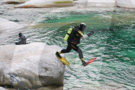 Taucher bei Lavertezzo  Tessin