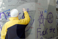 Wandschmiererei, Graffiti, Sprayerei, Sprayer an der Arbeit