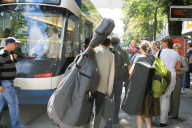Orchestermustker steigen in Strassenbahn