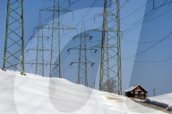 Gefahr, Winterlandschaft mit Starkstromleitungen.