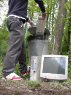 Entsorgung eines Computers am Ufer der Reuss, 2005