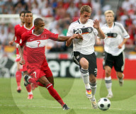 Fussball Euro 2008 Deutschland - Tuerkei Mehmet Aurelio gegen Lukas Podolski