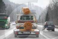 Wenig gesicherte Ladung auf Transporter