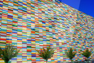 Farbige Fabrikfassade