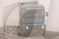 Lastwagen im Nebel, Feinstaub Feature, 2006