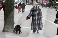 Frau mit Pelzmantel und Hund in der Bahnhofstrasse in Zürich, 2004