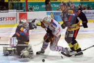 Simon Gamache vor Torwart Michael Flückiger
