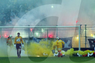 Super League 2004/05: Rauchpetarden hinter GC's Torhüter Eldin Jakupovic