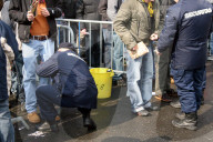 Eingangskontrolle durch Securitas bei einem Fussballspiel, 2006