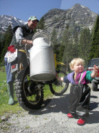 Bergbauer mit Motorrad, Milchkanne und Kleinkind, 2005