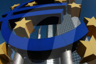 Euro - Symbol vor der Europaeischen Zentralbank 