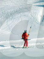 Gefahren.Skispuren ausserhalb der Piste