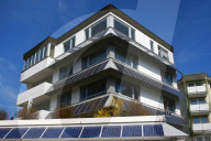 Wohnhaus voller Sonnenkollektoren