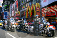 New Yorker Polizei mit Motorraeder am Times Square  New York