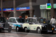 Taxis vor Nationwide Bank - Lloyds TSB Bank London UK