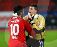 Fussball Grasshopper Club - FC Thun  Sandro Iashvilli im Gespraech mit Torhueter Eldin Jakupovic