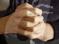 Gefaltene Hände einer Seniorin, Gebet, 2005