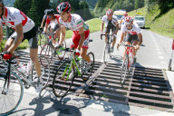 Rennfahrer fahren ueber einen Kuhrost  Grand Prix Tell 2009