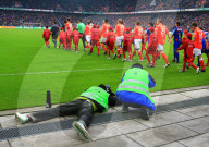 FC Basel - FC Zuerich   Fotografen fotografieren die Mannschaften