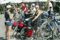Touristen mit ihren Rädern in Stein am Rhein 2004