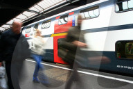 Zugverkehr Reisende am Bahnhof Zuerich