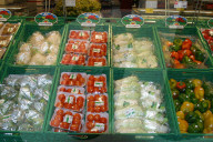 Bio-Gemüse im Coop Supermarkt in Wettingen, 2004
