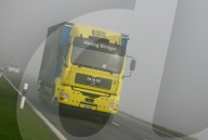 Strassenverkehr Lastkraftwagen im dichten Nebel