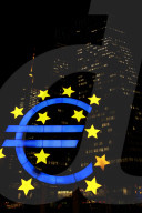 Euro - Symbol vor der Europaeischen Zentralbank 