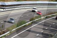 Sonnenenergieanlage neben Autobahn